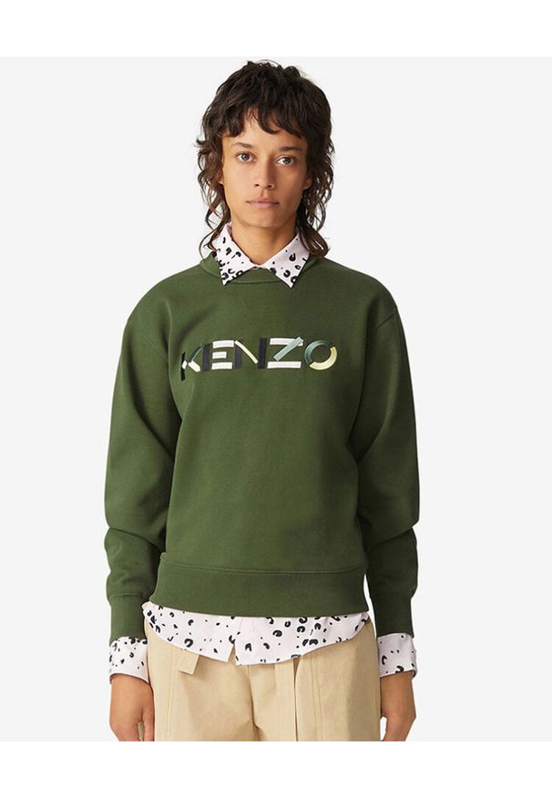 Kenzo - KENZO - Zielona bluza z kolorowym logo. Kolor: zielony. Materiał: jeans, bawełna. Długość rękawa: długi rękaw. Długość: długie. Wzór: kolorowy. Sezon: wiosna. Styl: klasyczny