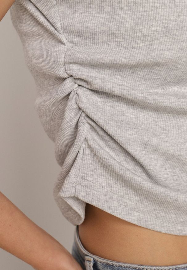 Born2be - Szary Bawełniany T-shirt w Prążki o Dopasowanym Kroju z Marszczeniem Cherita. Okazja: na co dzień. Kolor: szary. Materiał: bawełna. Wzór: prążki. Styl: sportowy, casual