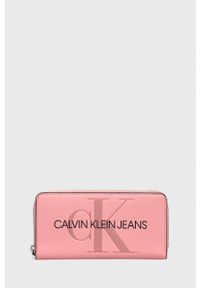 Calvin Klein Jeans - Portfel. Kolor: różowy. Materiał: materiał. Wzór: gładki #1