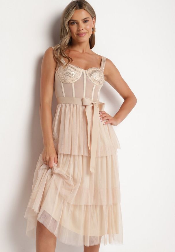 Born2be - Beżowa Sukienka Koktajlowa z Gorsetową Górą Falbanami Cekinami i Kokardą Loralina. Typ kołnierza: kokarda, dekolt gorset. Kolor: beżowy. Długość rękawa: na ramiączkach. Wzór: aplikacja. Typ sukienki: gorsetowe. Styl: wizytowy