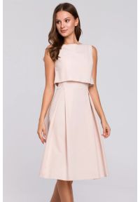 Sukienki.shop - Elegancka rozkloszowana sukienka z dekoltem na plecach beż. Okazja: do pracy. Kolor: beżowy. Styl: elegancki. Długość: midi #3