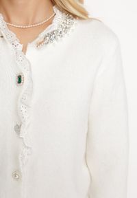 Born2be - Biały Wełniany Kardigan na Biżuteryjne Guziki Eudothia. Kolor: biały. Materiał: wełna. Sezon: jesień, zima #7