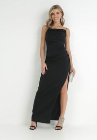Born2be - Czarna Satynowa Sukienka Maxi z Rozcięciem na Dole Hacheyar. Kolor: czarny. Materiał: satyna. Długość rękawa: na ramiączkach. Styl: elegancki. Długość: maxi