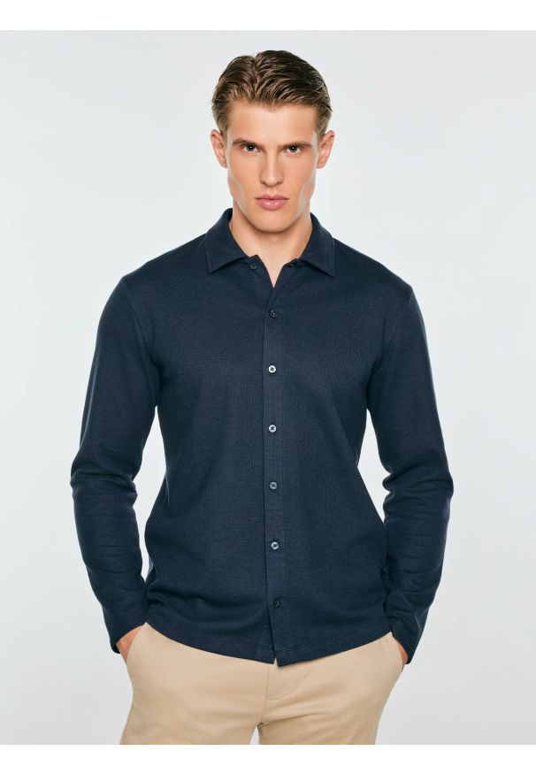 Big-Star - bluzka męska polo z długim rękawem granatowa lisser 403. Typ kołnierza: polo. Kolor: niebieski. Materiał: dresówka, bawełna, jeans, dzianina. Długość rękawa: długi rękaw. Długość: długie. Styl: klasyczny, elegancki