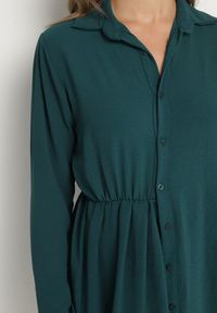 Born2be - Ciemnozielona Asymetryczna Sukienka o Koszulowym Kroju z Gumką w Talii Elodina. Kolor: zielony. Długość rękawa: długi rękaw. Typ sukienki: koszulowe, asymetryczne. Styl: elegancki, sportowy #2