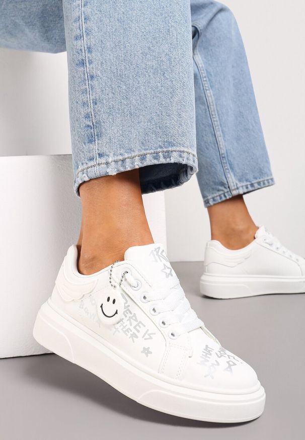 Born2be - Biało-Srebrne Sneakersy z Napisami i Odpinanym Brelokiem z Uśmiechniętą Buźką Namist. Nosek buta: okrągły. Zapięcie: sznurówki. Kolor: biały. Materiał: materiał. Wzór: napisy. Obcas: na obcasie. Wysokość obcasa: niski