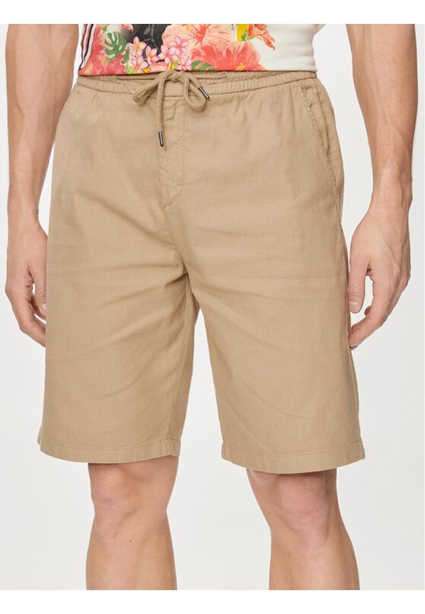 Guess Szorty materiałowe Mick M4GD02 WFBXA Khaki Regular Fit. Kolor: beżowy. Materiał: bawełna