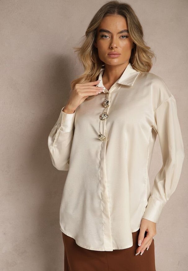 Renee - Jasnobeżowa Koszula z Satyny Ozdobiona Eleganckimi Guzikami Terzedis. Kolor: beżowy. Materiał: satyna. Wzór: aplikacja. Styl: elegancki