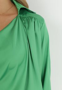 Born2be - Zielona Bluzka z Lejącym Dekoltem Somara. Kolor: zielony. Materiał: satyna, tkanina. Długość: długie. Styl: elegancki #3