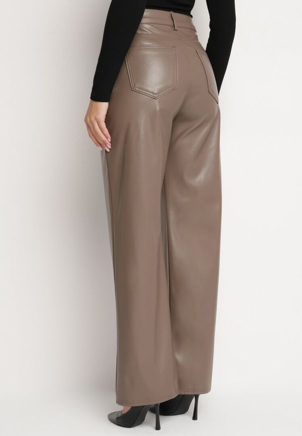 Born2be - Jasnobrązowe Spodnie o Szerokim Kroju z Wysokim Stanem z Ekoskóry Enadria. Okazja: na co dzień. Stan: podwyższony. Kolor: brązowy. Styl: casual, elegancki