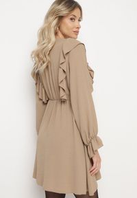 Born2be - Ciemnobeżowa Rozkloszowana Sukienka o Kopertowym Kroju z Falbankami Celonara. Okazja: na imprezę. Typ kołnierza: kołnierz z falbankami. Kolor: beżowy. Typ sukienki: kopertowe. Styl: elegancki #4