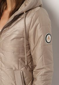 Born2be - Ciemnobeżowa Pikowana Kurtka z Kapturem i Przedłużonym Tyłem Tulara. Okazja: na co dzień. Typ kołnierza: kaptur. Kolor: beżowy. Materiał: jeans. Wzór: aplikacja. Styl: casual, elegancki #6