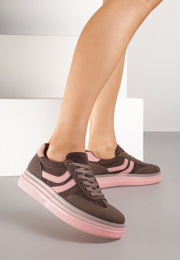 Renee - Brązowe Sneakersy Typu Kultowe Tenisówki na Niskiej Platformie Olritia. Nosek buta: okrągły. Zapięcie: sznurówki. Kolor: brązowy. Materiał: materiał. Obcas: na platformie. Wysokość obcasa: niski
