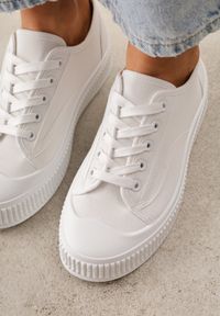 Born2be - Białe Basicowe Trampki z Podeszwą ze Żłobieniami Laurinatea. Okazja: na co dzień. Kolor: biały. Materiał: jeans. Styl: casual, elegancki, klasyczny #3