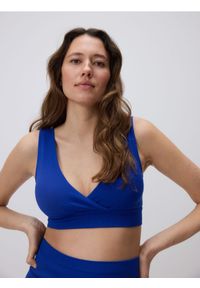 Reserved - Bezszwowy top w stylu sportowym - granatowy. Kolor: niebieski. Materiał: dzianina, prążkowany. Długość: krótkie. Styl: sportowy