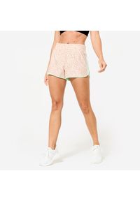 DOMYOS - Spodenki fitness damskie Domyos wzór w panterkę. Kolor: zielony, wielokolorowy, beżowy. Materiał: poliester, materiał. Wzór: motyw zwierzęcy. Sport: fitness