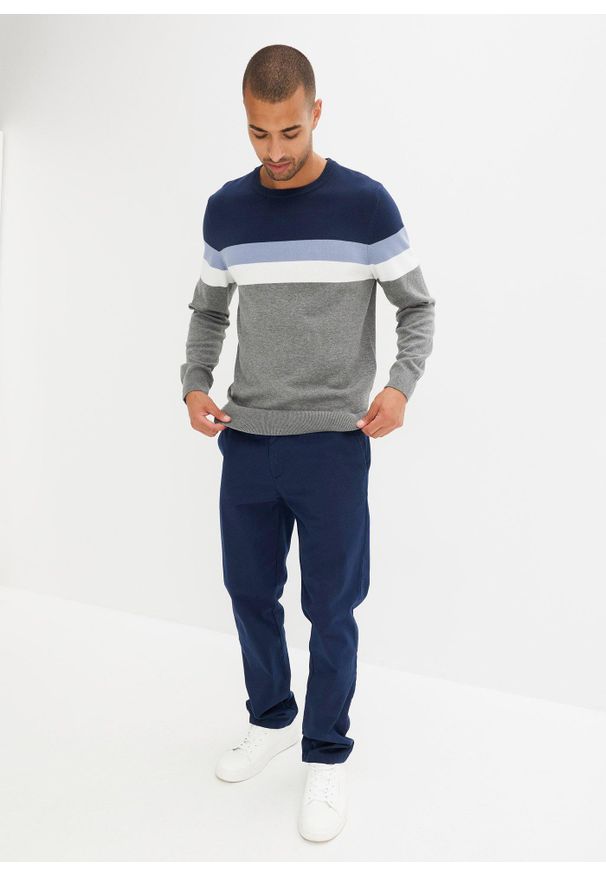 bonprix - Sweter z dzianiny o splocie drobnych oczek, we wzór colourblocking, z bawełny. Kolor: niebieski. Materiał: dzianina, bawełna. Wzór: paski, ze splotem