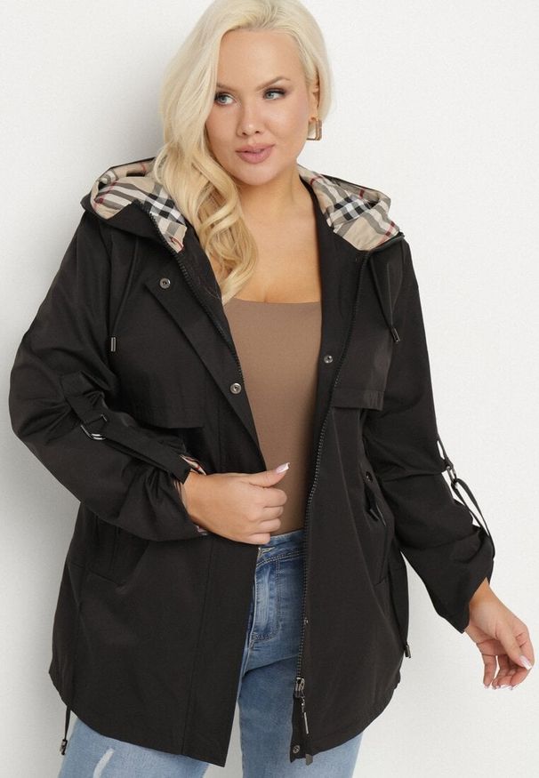 Born2be - Czarna Kurtka Parka z Kapturem i Kieszeniami Eradilla. Okazja: na co dzień, na spacer. Typ kołnierza: kaptur. Kolekcja: plus size. Kolor: czarny. Długość rękawa: długi rękaw. Długość: długie. Wzór: aplikacja. Styl: klasyczny, elegancki, casual