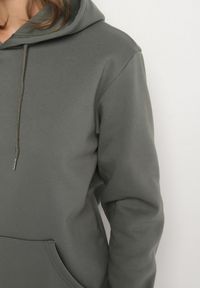 Born2be - Zielona Bluza z Kapturem i Kangurkową Kieszenią Envila. Okazja: na co dzień. Typ kołnierza: kaptur. Kolor: zielony. Materiał: jeans. Styl: casual, elegancki #6