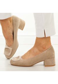 POTOCKI - Beżowe czółenka damskie na obcasie Potocki 12825. Okazja: na ślub cywilny, na wesele, na imprezę. Nosek buta: okrągły. Kolor: beżowy. Szerokość cholewki: normalna. Wzór: aplikacja. Materiał: zamsz. Sezon: wiosna, jesień, lato. Obcas: na obcasie. Styl: elegancki, klasyczny, wizytowy. Wysokość obcasa: niski #1