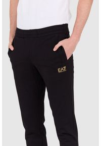 EA7 Emporio Armani - EA7 Czarne męskie spodnie dresowe z małym logo. Kolor: czarny. Materiał: bawełna #6