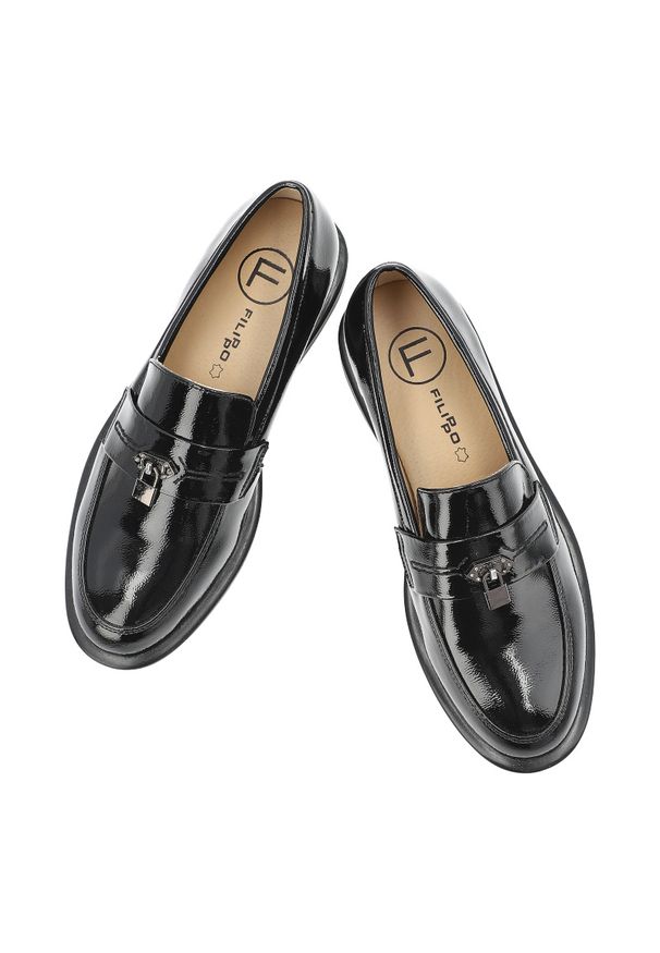 Mokasyny damskie Filippo, lakierowane loafersy na niskim obcasie z eleganckim paskiem i metalową ozdobą, czarne, DP7751/26. Okazja: na spotkanie biznesowe, na co dzień, do pracy. Zapięcie: pasek. Kolor: czarny. Materiał: lakier. Wzór: aplikacja. Obcas: na obcasie. Styl: elegancki. Wysokość obcasa: niski