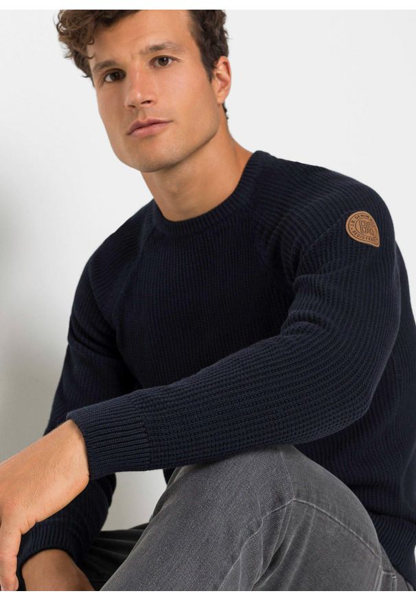 bonprix - Sweter o luźnym splocie z bawełny z recyklingu. Kolor: niebieski. Materiał: bawełna. Wzór: ze splotem