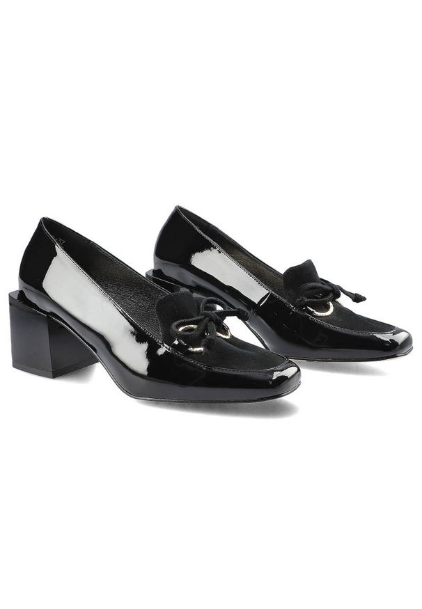 Czarne Półbuty Karino Damskie Eleganckie Buty. Okazja: na spotkanie biznesowe, do pracy. Zapięcie: bez zapięcia. Kolor: czarny. Szerokość cholewki: normalna. Wzór: gładki. Materiał: lakier, skóra, zamsz. Obcas: na obcasie. Styl: elegancki. Wysokość obcasa: średni