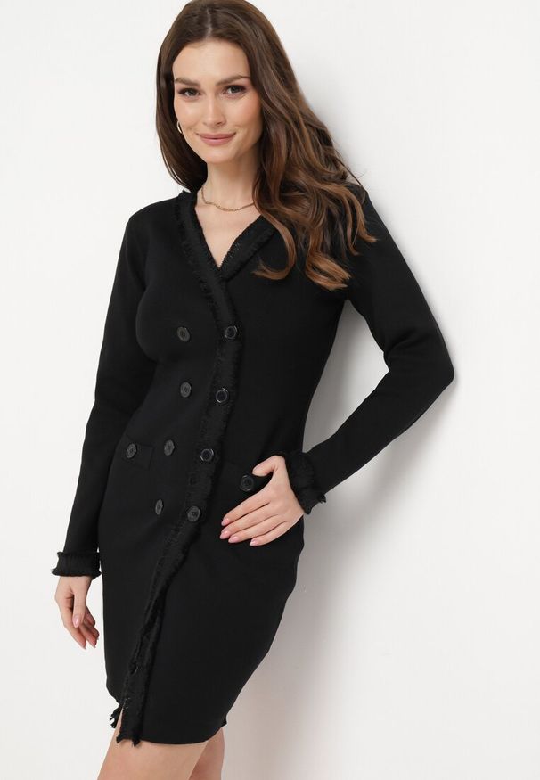 Born2be - Czarna Sukienka Sweterkowa Dwurzędowa z Guzikami i Ozdobnymi Frędzlami Vluona. Kolor: czarny. Materiał: materiał