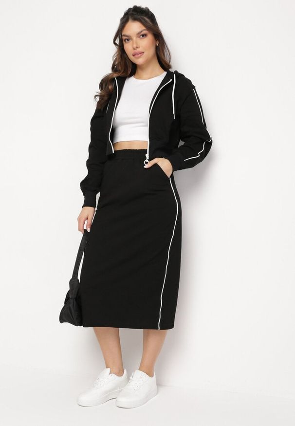 Born2be - Czarny Komplet ze Spódnicą Ołówkową i Krótką Bluzą z Kapturem Xordia. Kolor: czarny. Wzór: aplikacja