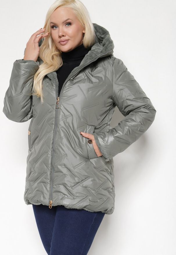 Born2be - Ciemnozielona Pikowana Kurtka z Kapturem Ocieplana Futerkiem Lealinea. Okazja: na co dzień. Typ kołnierza: kaptur. Kolekcja: plus size. Kolor: zielony. Materiał: futro. Długość: długie. Styl: casual