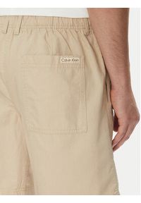 Calvin Klein Jeans Szorty materiałowe J30J327300 Beżowy Regular Fit. Kolor: beżowy. Materiał: bawełna #5