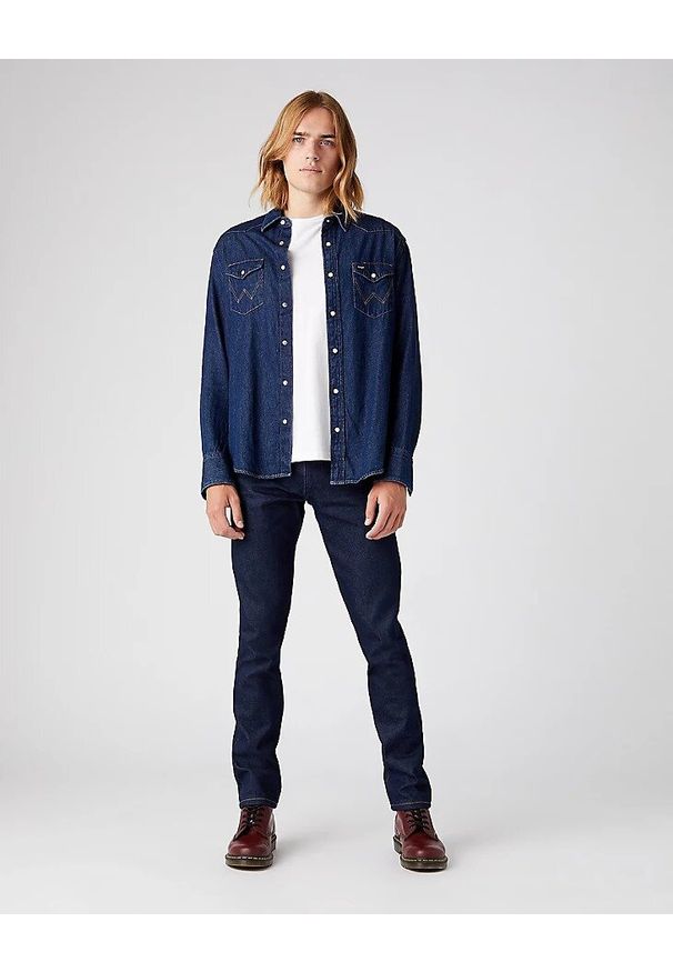 Wrangler - MĘSKA KOSZULA JEANSOWA WRANGLER 27MW NEW W5MSLW301 112130242. Okazja: na co dzień. Materiał: jeans. Długość rękawa: długi rękaw. Długość: długie. Sezon: lato. Styl: elegancki, casual, klasyczny