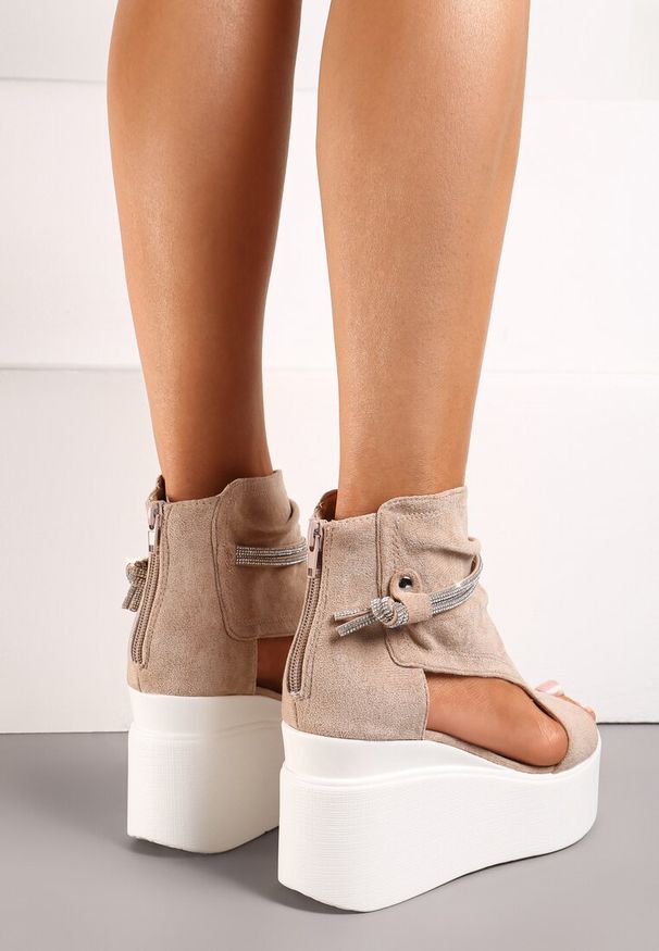 Renee - Beżowe Sandały za Kostkę na Platformie z Koturnem Ozdobione Cyrkoniami Gavrela. Okazja: na imprezę. Kolor: beżowy. Wzór: aplikacja. Sezon: lato. Obcas: na koturnie. Styl: elegancki