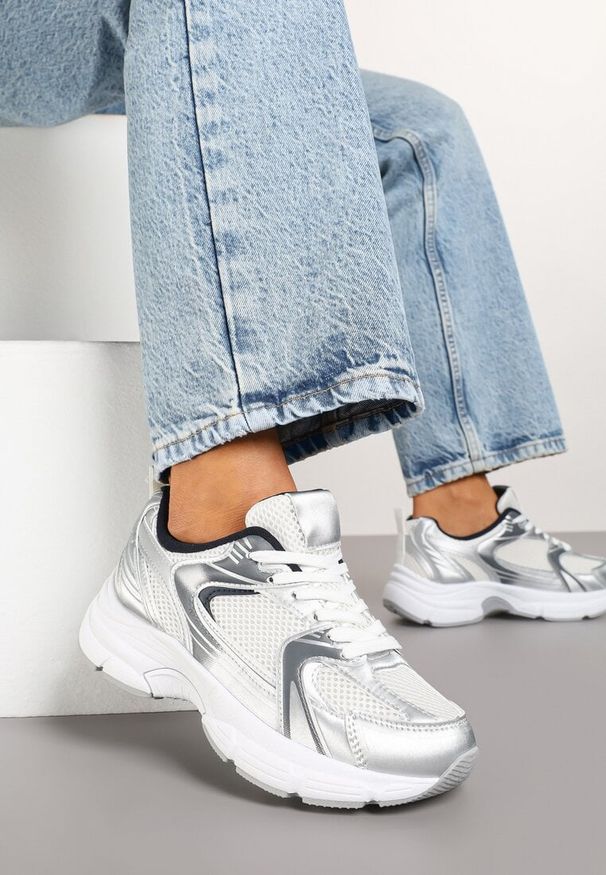 Renee - Biało-Srebrne Sneakersy na Grubej Podeszwie z Cholewką z Siateczką Zollexia. Okazja: na co dzień. Zapięcie: sznurówki. Kolor: biały. Materiał: jeans. Szerokość cholewki: normalna. Sezon: lato, wiosna