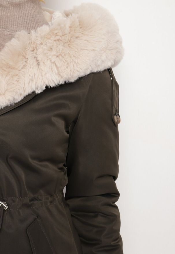Born2be - Ciemnozielona Nylonowa Kurtka Parka Płaszcz Ozdobiona Futerkiem Faelana. Okazja: na co dzień, do pracy, na spacer, na spotkanie biznesowe. Kolor: zielony. Materiał: nylon, futro. Wzór: aplikacja. Styl: casual, biznesowy
