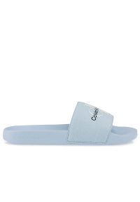 Klapki Calvin Klein Slide Monogram CO YW0YW00103-C1Q - niebieskie. Okazja: na plażę, na co dzień. Kolor: niebieski. Materiał: materiał. Szerokość cholewki: normalna. Wzór: aplikacja. Sezon: lato. Sport: pływanie