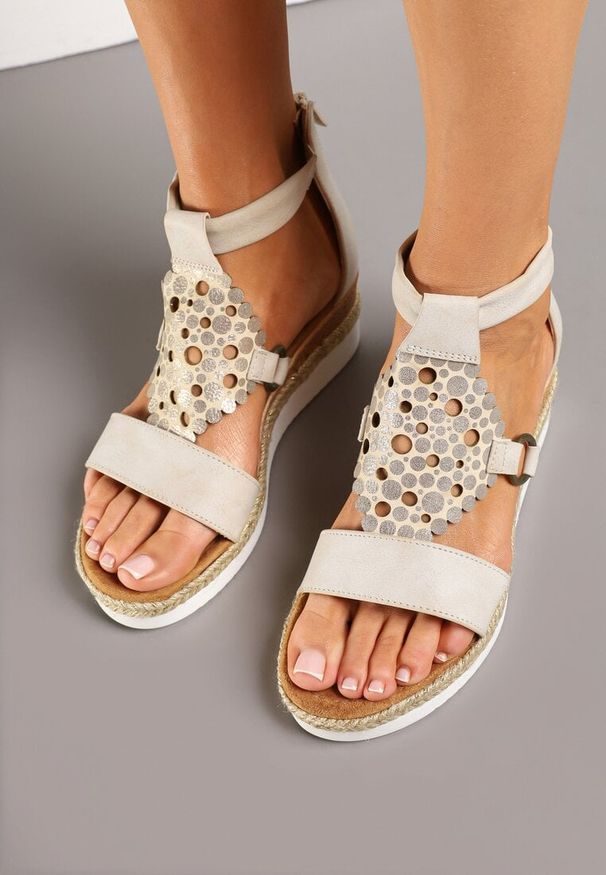 Born2be - Beżowe Sandały na Niskim Koturnie z Ozdobną Cholewką Viessen. Okazja: na co dzień. Kolor: beżowy. Wzór: aplikacja. Obcas: na koturnie. Styl: elegancki, casual