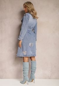 Renee - Niebieski Jeansowy Płaszcz Kurtka o Długim Wiązanym Fasonie z Przetarciami Arilessa. Kolor: niebieski. Materiał: jeans. Długość: długie