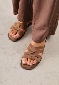 Born2be - Brązowe Klapki na Płaskiej Podeszwie z Przeplatanymi Paskami Genineva. Okazja: do pracy, na co dzień, na spotkanie biznesowe, na spacer. Kolor: brązowy. Materiał: len. Wzór: paski. Sezon: lato. Obcas: na płaskiej podeszwie. Styl: elegancki, biznesowy, casual #3