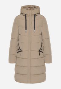 Born2be - Beżowa Pikowana Kurtka z Kapturem i Wysokim Kołnierzem Avalentura. Okazja: na co dzień, na spacer. Typ kołnierza: kaptur. Kolor: beżowy. Materiał: jeans. Sezon: zima. Styl: casual, klasyczny #2