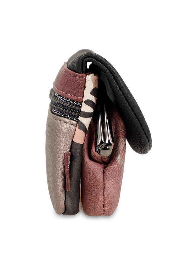 Brązowy Mały Damski Portfel Z Klapką Anekke. Kolor: brązowy. Materiał: materiał. Wzór: aplikacja