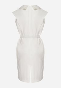 Born2be - Biała Dopasowana Sukienka Ozdobiona Paskiem z Klamrą Nandelli. Okazja: na spotkanie biznesowe. Typ kołnierza: dekolt w kształcie V. Kolor: biały. Wzór: aplikacja. Typ sukienki: dopasowane. Styl: biznesowy #2