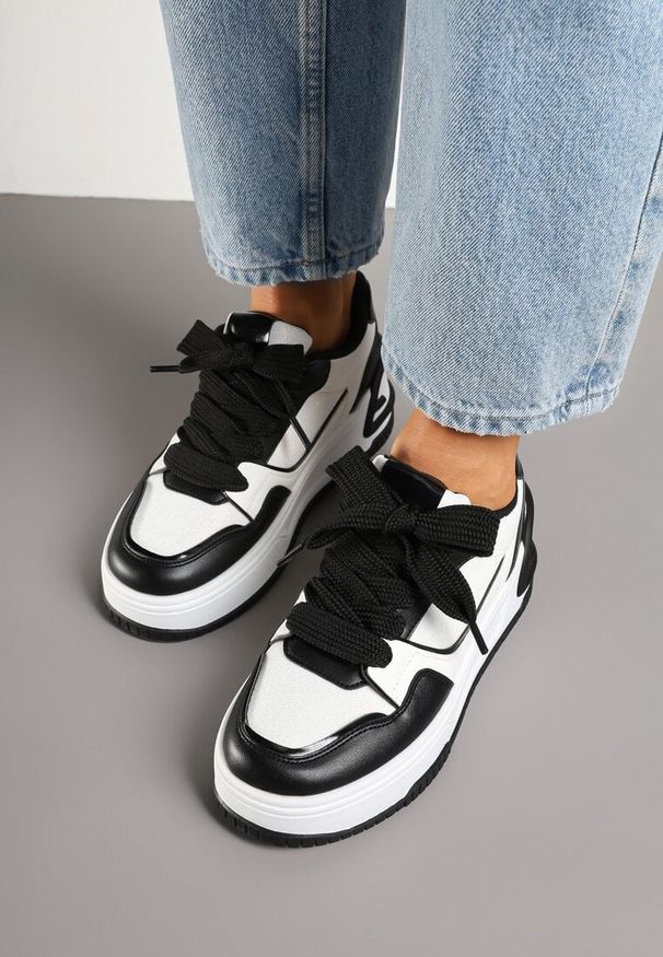 Renee - Czarno-Białe Sneakersy na Platformie Ozdobionej Tłoczeniem Deovithra. Okazja: na co dzień. Zapięcie: sznurówki. Kolor: czarny. Materiał: jeans. Wzór: aplikacja. Obcas: na platformie