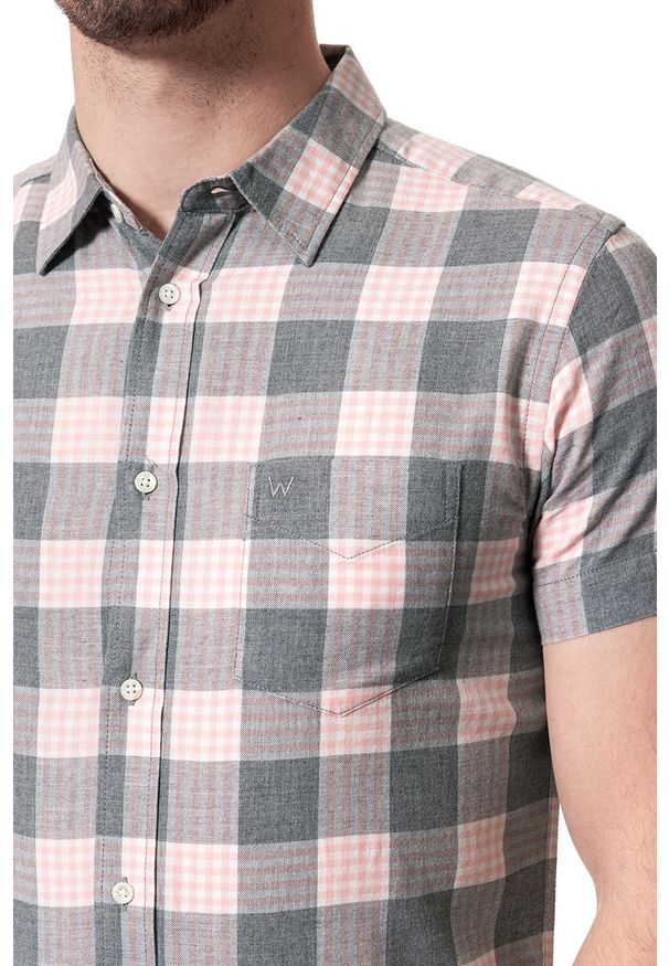 Wrangler - KOSZULA MĘSKA KRÓTKI RĘKAW WRANGLER SS 1PKT SHIRT ROSE SHADOW W5881OYS8 112129603. Materiał: bawełna. Długość rękawa: krótki rękaw. Długość: krótkie