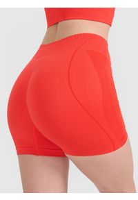 4f - 4F Legginsy krótkie bezszwowe treningowe damskie - czerwone XS/S. Stan: podwyższony. Kolor: czerwony. Materiał: dzianina, włókno, materiał, syntetyk. Długość: krótkie. Wzór: gładki, ze splotem. Sport: fitness