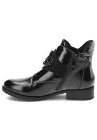 Czarne Botki S.Barski Eleganckie Obuwie Damskie Z Ozdobą. Okazja: na co dzień. Kolor: czarny. Materiał: lakier, materiał. Wzór: aplikacja. Obcas: na obcasie. Styl: elegancki. Wysokość obcasa: niski