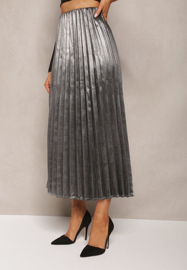 Renee - Srebrna Rozkloszowana Spódnica Maxi Zdobiona Plisowaniem i Metaliczną Nicią Dervila. Kolor: srebrny. Wzór: aplikacja. Styl: elegancki