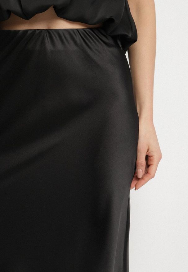 Born2be - Czarna Satynowa Spódnica z Wysokim Stanem Pillineira. Okazja: na co dzień. Stan: podwyższony. Kolor: czarny. Materiał: satyna. Styl: klasyczny, elegancki, casual