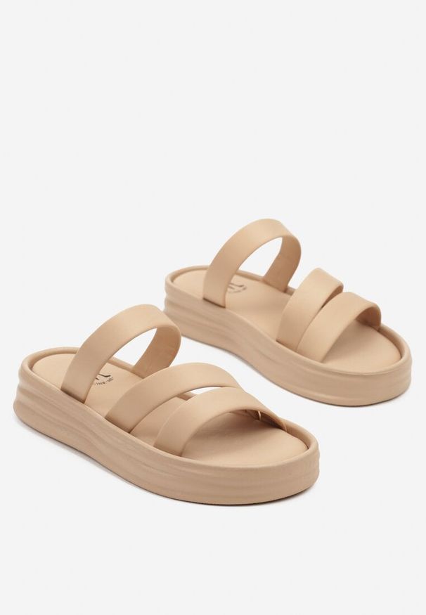 Born2be - Ciemnobeżowe Klapki na Grubej Tłoczonej Podeszwie Pollavie. Okazja: na co dzień. Kolor: beżowy. Materiał: jeans, len. Styl: casual